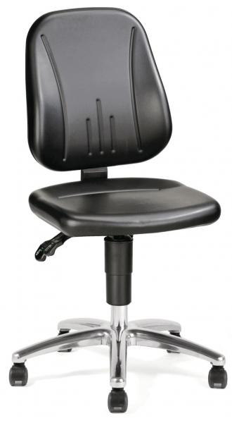 The chair has a black, ergonomic seat and a high backrest. It stands on five casters and has an adjustable height for comfort. The base is made of chrome-plated metal.