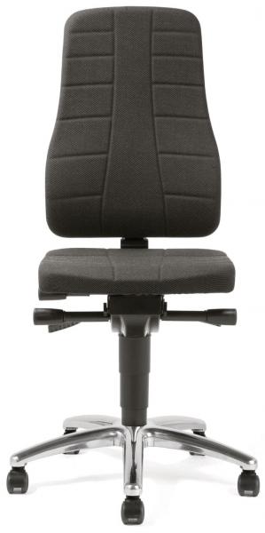 Das Bild zeigt einen Bürostuhl mit einem schwarzen, gepolsterten Sitz und einer hohen Rückenlehne. Der Stuhl hat eine chromierte Basis mit fünf Rollen für Mobilität.