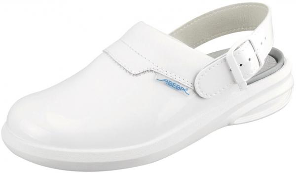 Das Bild zeigt einen weißen Clog-Schuh mit einem breiten, flachen Vorderteil und einem verstellbaren Riemen an der Ferse. Der Schuh hat eine klare, einfache Form und eine dicke Sohlenbasis.
