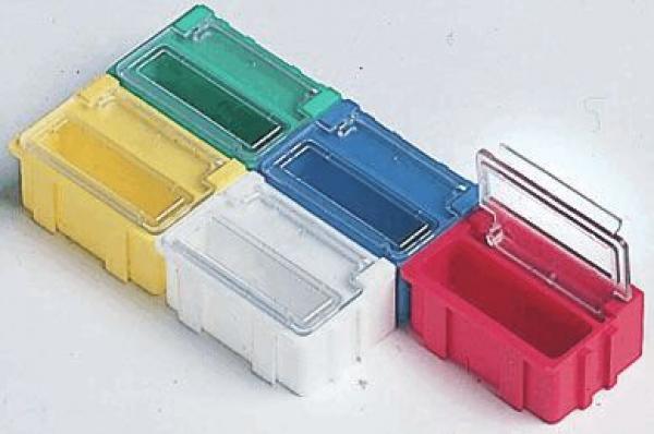 Das Bild zeigt fünf rechteckige Kunststoffbehälter in verschiedenen Farben: Gelb, Grün, Blau, Weiß und Rot. Einige Behälter haben transparente Deckel. Sie sind ordentlich nebeneinander angeordnet.