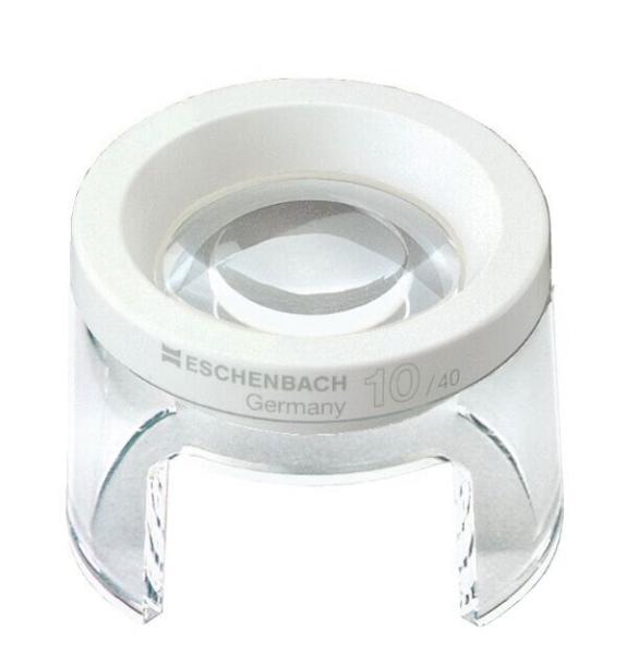 In the image, you see a magnifying glass with a white rim and a transparent base. The magnification is 10x. It is lightweight and easy to handle. Ideal for reading small texts.