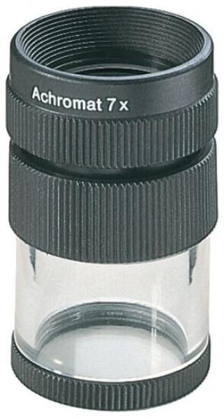 Das Bild zeigt ein schwarzes Mikroskopobjektiv mit einer transparenten Linse in der Mitte. Es ist zylindrisch, mit einem Gewinde oben und Rillen für besseren Halt. Auf dem Objektiv steht "Achromat 7 x".