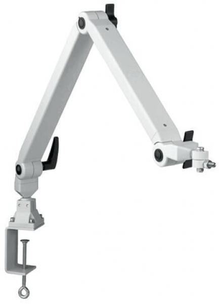 Das Bild zeigt einen klappbaren Arm mit mehreren Gelenken, der an einem Tisch befestigt ist. Er ist weiß und ermöglicht flexible Positionierung von Geräten oder Materialien.
