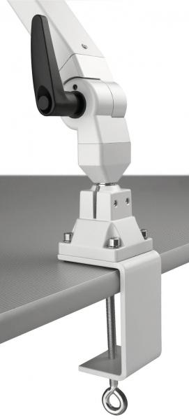 Das Bild zeigt einen mechanischen Arm, der an einer Tischkante befestigt ist. Der Arm hat einen flexiblen Gelenkmechanismus und ist in Weiß gehalten. Er ist stabil montiert und hat eine Klemme.