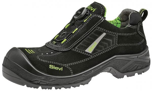 Der Schuh ist schwarz und hat grüne Akzente. Er besitzt eine glatte Oberfläche mit einem hohen Schuhkragen und einer Gummisohle. Eine Besonderheit ist das Schnellverschluss-System an der Oberseite.
