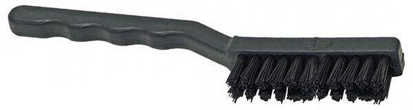 Das Bild zeigt eine schwarze Drahtbürste mit einem langen, ergonomischen Griff. Die Borsten sind steif und dicht, ideal zum Reinigen von Oberflächen.