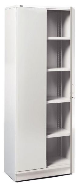 Das Bild zeigt einen hohen, weißen Schrank mit einer Seite, die eine Tür hat. Im Inneren befinden sich mehrere Regalböden, die zum Verstauen von Gegenständen genutzt werden können.