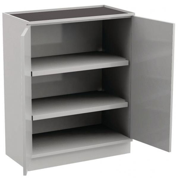 Der Schrank ist grau, rechteckig und hat eine offene Tür auf der rechten Seite. Innen sind drei Regalböden sichtbar, die ausreichend Platz bieten.