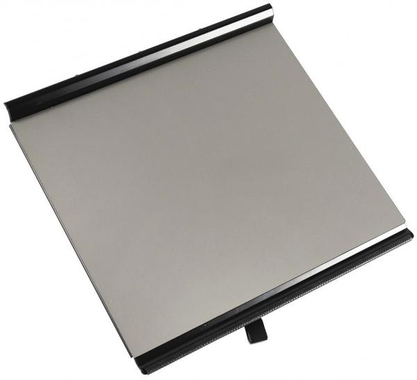 Das Bild zeigt ein quadratisches, spiegelndes Metallblatt mit einem schwarzen Rand. An der Unterseite befindet sich ein kleiner Griff, um es leichter zu halten oder zu bewegen.