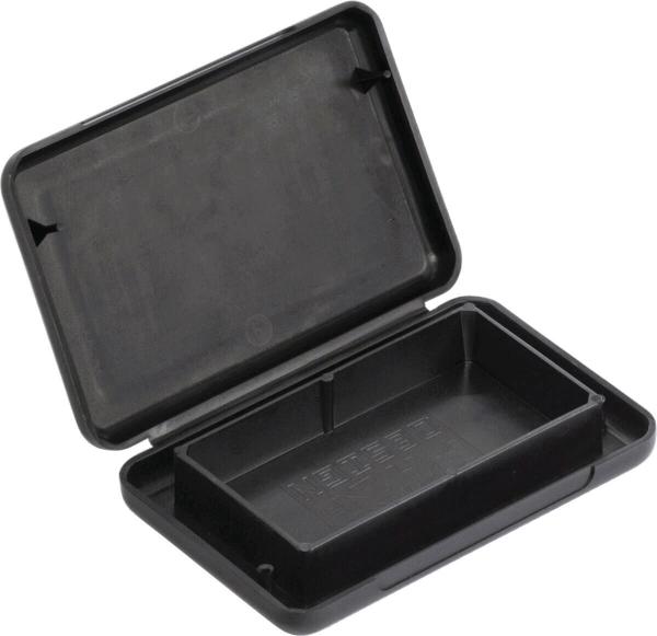 Das Bild zeigt eine rechteckige, schwarze Kunststoffbox mit einem Deckel, der offen ist. Die Innenseite der Box ist glatt, und sie hat eine kleinere Trennwand.