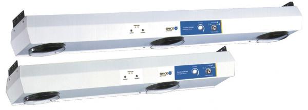 Das Bild zeigt zwei längliche, silberne Lüftungsgeräte. Jedes hat einen blauen Bedienbereich mit Knöpfen und Symbolen. Die Geräte sind übereinander angeordnet. Sie sind robust und funktional gestaltet.