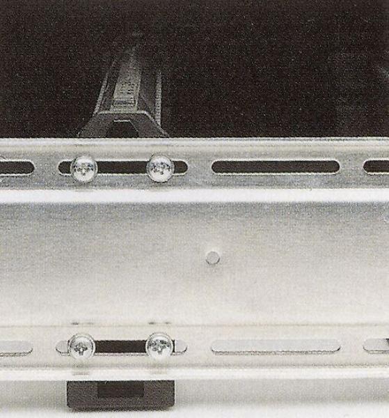 Das Bild zeigt eine silberne Metallstruktur mit Rillen und Schrauben. Diese Struktur besteht aus zwei Schienen, die parallel angeordnet sind, zur Befestigung oder Führung.