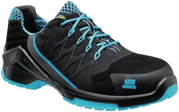 Der Schuh ist schwarz mit blauen Akzenten. Er hat eine sportliche Form, eine robuste Sohle und ein gepolstertes Innenfutter. Schnürsenkel sind vorhanden, was ihn anpassbar macht.
