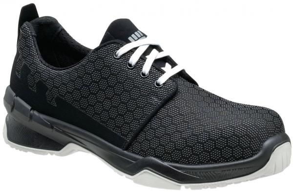 Der Schuh ist schwarz mit einem strukturierten Obermaterial. Er hat weiße Schnürsenkel und eine sportliche, robuste Sohle. Die Form ist modern und auf Komfort ausgelegt.