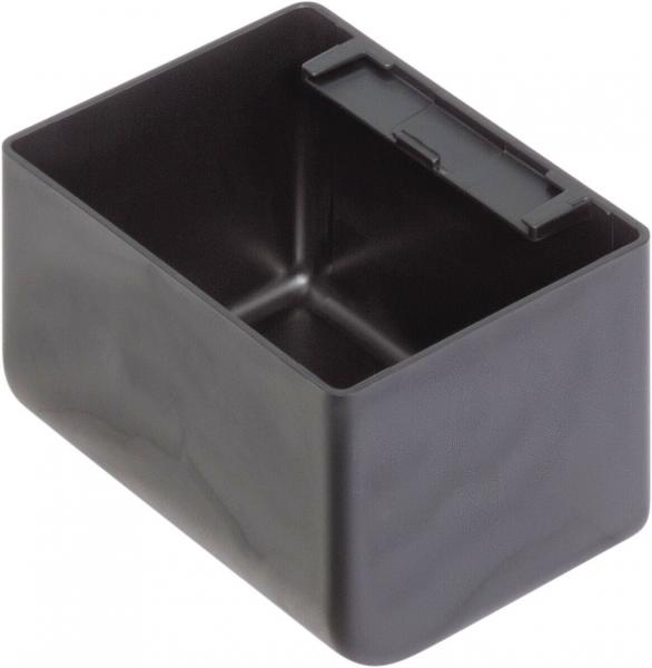 Das Bild zeigt eine quadratische, schwarze Kunststoffbox ohne sichtbaren Inhalt. Sie hat eine Öffnung an der Oberseite, die mit einem Deckel versehen ist. Die Wände sind glatt und stabil.