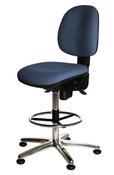 Der Stuhl hat eine blaue, gepolsterte Sitzfläche und eine Rückenlehne. Er steht auf einem Metallgestell mit fünf Rädern und hat eine Fußstütze. Die Höhe ist verstellbar.