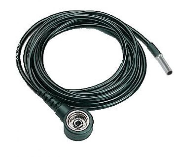 Das Bild zeigt ein schwarzes, flexibles Kabel mit einem runden, flachen Anschluss auf einer Seite und einem dünnen, geraden Stecker auf der anderen Seite.