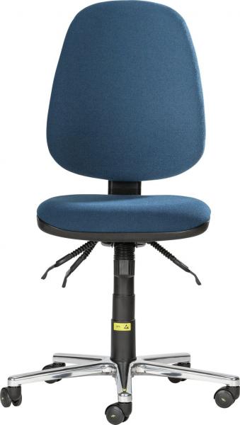 Der Bürostuhl hat eine hohe, gepolsterte Rückenlehne und eine breite Sitzfläche. Sein Bezug ist dunkelblau. Er hat verstellbare Höhe und fünf Rollen für einfache Bewegung.