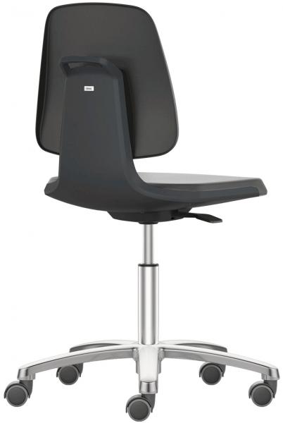 Es handelt sich um einen drehbaren Bürostuhl mit schwarzem Kunststoffsitz und Rückenlehne. Die Basis ist aus Metall mit fünf Rollen, die ihm Mobilität verleihen.