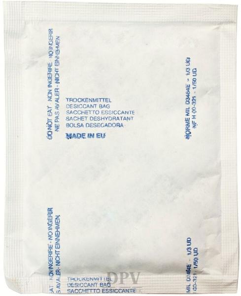Das Bild zeigt ein weißes Tütchen, auf dem blaue Schrift steht. Es handelt sich um ein Trockenmittel, das zur Feuchtigkeitsaufnahme in Verpackungen dient.