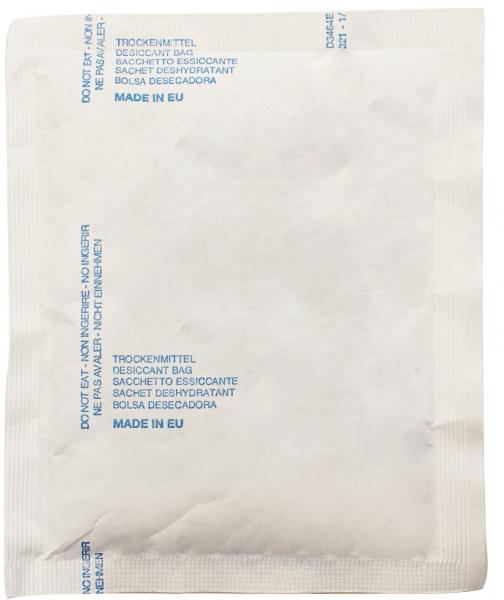 Das Bild zeigt ein beige Verpackungssäckchen mit der Aufschrift in blauer Schrift: ?Trockenmittel?, ?Desiccant Bag? und weiteren Sprachen. Die Oberfläche ist glatt und einfarbig.