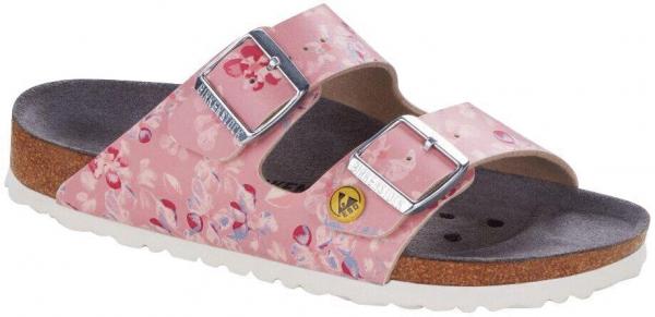 Ein zarter, rosa Hausschuh mit floralem Muster. Er hat zwei breite Riemen mit silbernen Schnallen und eine helle, rutschfeste Sohle aus Kork. Ideal für Komfort und Style.