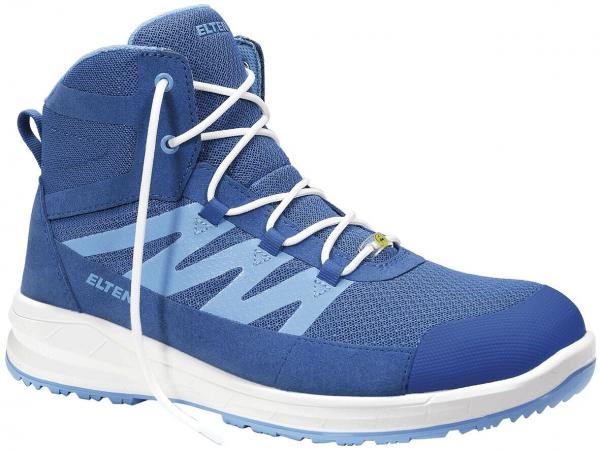 Der Schuh ist ein blauer, hohen Sneaker mit einer modernen, sportlichen Form. Er hat farblich abgesetzte, helle Schnürsenkel und eine robuste, griffige Sohle.