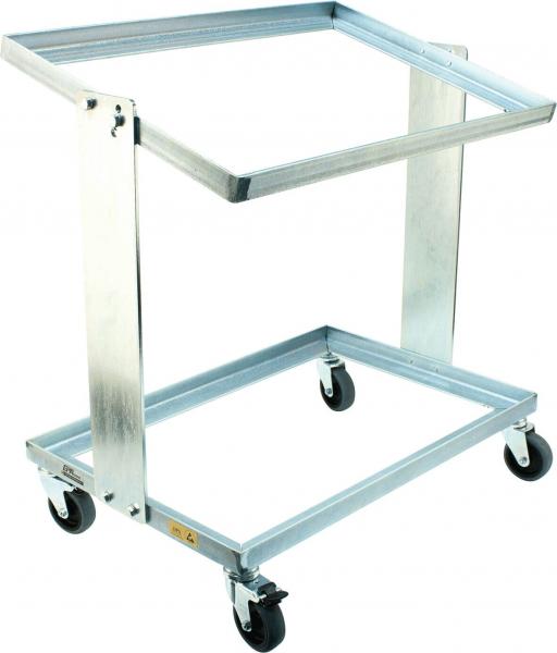 Das Bild zeigt einen fahrbaren Tisch aus Metall mit zwei Ebenen. Der obere Bereich hat einen rechteckigen, offenen Rahmen, während die untere Fläche stabil ist. Er steht auf vier Rollen.