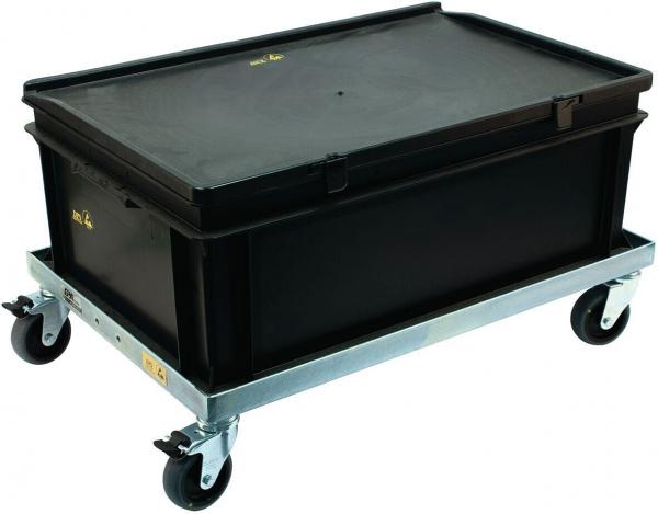 Das Bild zeigt eine rechteckige, schwarze Aufbewahrungsbox mit Deckel, die auf einem Metallgestell mit vier Rädern steht. Die Box ist robust und zum Transport gedacht.