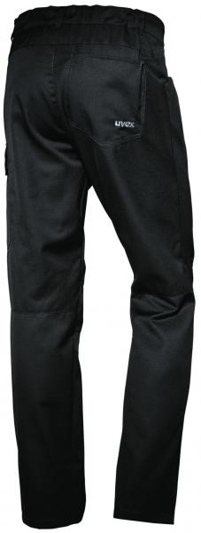 Das Bild zeigt die Rückansicht einer schwarzen Hose. Sie hat einen elastischen Bund, eine Gesäßtasche und ein Logo auf dem rechten Oberschenkel. Die Hose ist gerade geschnitten.