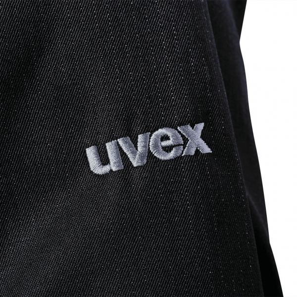 Auf dem Bild ist ein schwarzes Stoffstück zu sehen, auf dem das Logo "uvex" in hellgrauer, gestickter Schrift zu erkennen ist. Der Schriftzug ist gut lesbar und deutlich gestaltet.