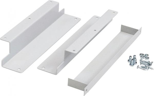Das Bild zeigt mehrere Metallplatten in Weiß, die unterschiedlich geformt sind. Dazu gibt es Schrauben. Die Platten sind flach und können zur Montage oder Stabilisierung verwendet werden.