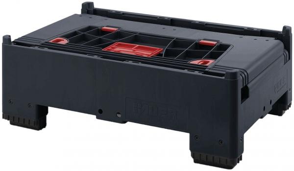 Es handelt sich um eine schwarze Kunststoffpalette mit einem stabilen Design. Auf der Oberseite sind einige rote Fächer und Öffnungen sichtbar, die zur Aufbewahrung dienen.