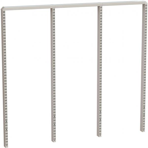 Das Bild zeigt eine einfache, dreiteilige Regalstruktur aus Metall. Sie hat drei vertikale Streben mit Löchern zur Befestigung von Regalböden, die stabil und offen gestaltet ist.