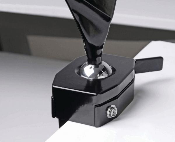 Das Bild zeigt eine schwarze Klemme mit einer Kugel am oberen Ende. Die Klemme hat einen Hebel auf der Seite und wird verwendet, um Objekte festzuhalten. Die Oberfläche wirkt glatt und glänzend.