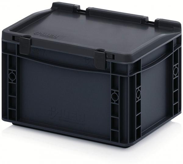 Es handelt sich um eine schwarze Kunststoffbox mit einem flachen Deckel. Die Box hat seitliche Griffe und zwei Verschlüsse an der Oberseite, die den Deckel sichern. Sie ist rechteckig und stabil.