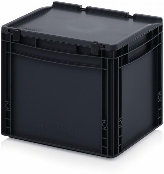Es handelt sich um eine quadratische, schwarze Kunststoffbox mit einem flachen Deckel. Die Kanten sind leicht abgerundet, und die Oberseite hat zwei kleine Griffe. Sie wirkt stabil und funktional.