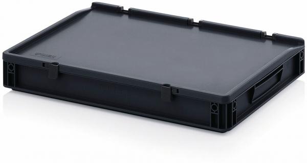 Das Bild zeigt eine flache, rechteckige Box aus schwarzem Kunststoff. Sie hat eine glatte Oberfläche und ist an den Ecken leicht verstärkt. An den Seiten sind zwei grifffähige Aussparungen.