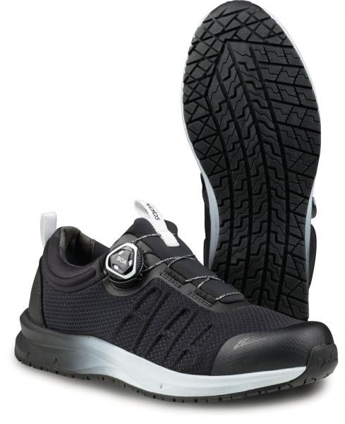 Das Bild zeigt einen schwarzen Sportschuh mit einem elastischen, atmungsaktiven Obermaterial. Die Sohle hat ein tiefes Muster für guten Halt. An der Seite befindet sich ein spezieller Verschlussmechanismus.