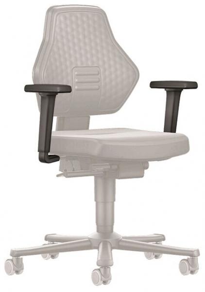 Der Bürostuhl hat eine ergonomische Form mit einer gepolsterten Sitzfläche und einem gesteppten Rücken. Er steht auf fünf Rollen und hat zwei Armlehnen. Die Basis ist stabil und drehbar.