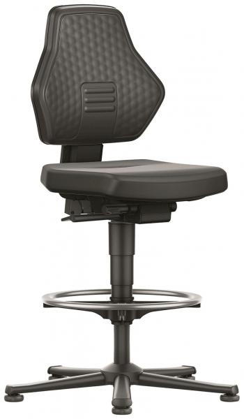 Der Stuhl ist schwarz, hat eine ergonomische Form mit einer gepolsterten Sitzfläche und einem hohen Rücken. Er steht auf einem rollbaren Fußring, der höhenverstellbar ist.