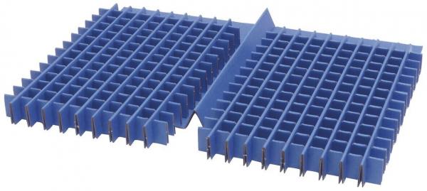 Das Bild zeigt zwei zusammengesetzte, rechteckige Platten aus Kunststoff in Blau. Jede Platte hat ein Muster aus kleinen quadratischen Vertiefungen, die wie ein Gitter angeordnet sind.