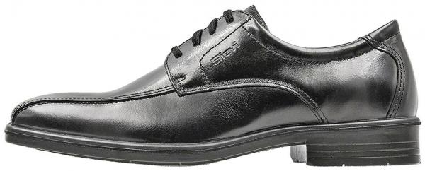 Der Schuh ist ein schwarzer, glatter Lederschuh mit einer klassischen Form. Er hat eine flache Laufsohle und eine schlichte Schnürung. Ideal für formelle Anlässe.
