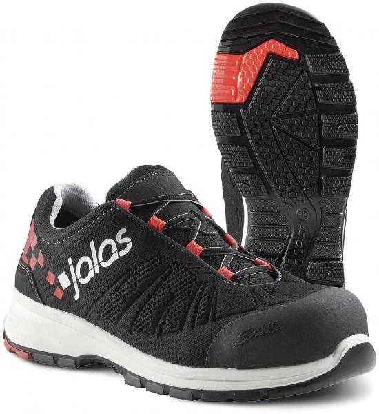 Der Schuh ist schwarz mit roten Akzenten. Er hat ein modernes Design, eine gepolsterte Sohle und eine griffige Gummisohle. Der vordere Bereich ist verstärkt für zusätzlichen Schutz.