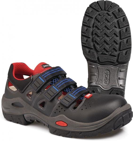 Das Bild zeigt einen robusten Schuh mit offenem Design. Er ist überwiegend schwarz, hat rote und blaue Akzente sowie drei Klettverschlüsse. Die Sohle ist profiliert und rutschfest.
