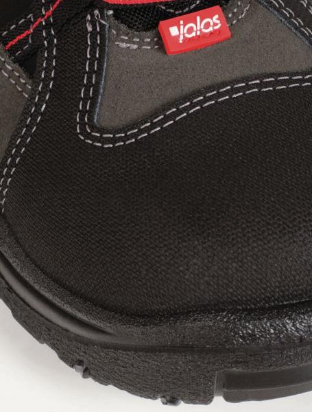 The image shows a black work shoe with gray inserts. The stitching is clearly visible and the material appears sturdy. A label with the inscription "jalas" is easily recognizable.