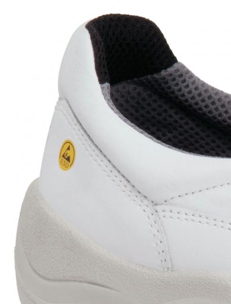 Das Bild zeigt einen weißen Schuh mit einem grauen Innenfutter. Auf der Seite ist ein gelbes Emblem mit der Aufschrift "ESD" zu sehen, was auf seine antistatische Eigenschaft hinweist.