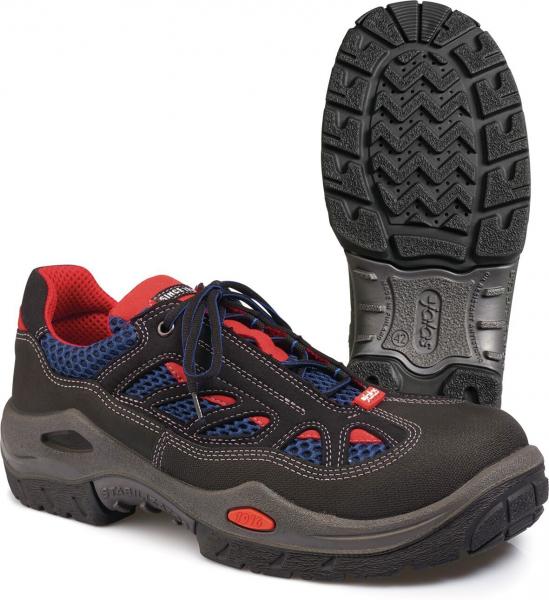 Das Bild zeigt einen dunklen, robusten Schuh mit rotem und blauem Netzmaterial. Die Sohle hat ein starkes, rutschfestes Profil. Der Schuh ist mit Schnürsenkeln ausgestattet.