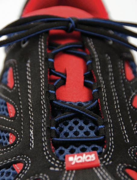 Das Bild zeigt einen Sportschuh in Schwarz und Rot mit blauen Schnürsenkeln. Die Oberfläche hat ein Netzdesign, und das Markenzeichen ?jalas? ist gut sichtbar.