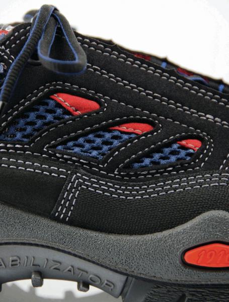 Das Bild zeigt einen Sport- oder Wanderschuh in Schwarz mit blauen und roten Akzenten. Der Schuh hat Netzmaterial für Belüftung und eine robuste, graue Sohle mit stabilisierenden Elementen.